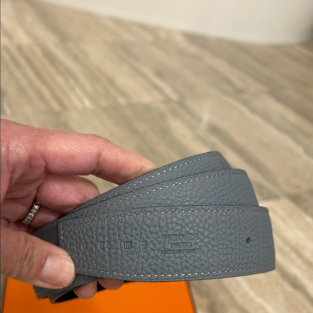 Authentic Hermes unisex belt blue gray/navy Leather Reversible Belt (no buckle) - Picture 3 of 10
